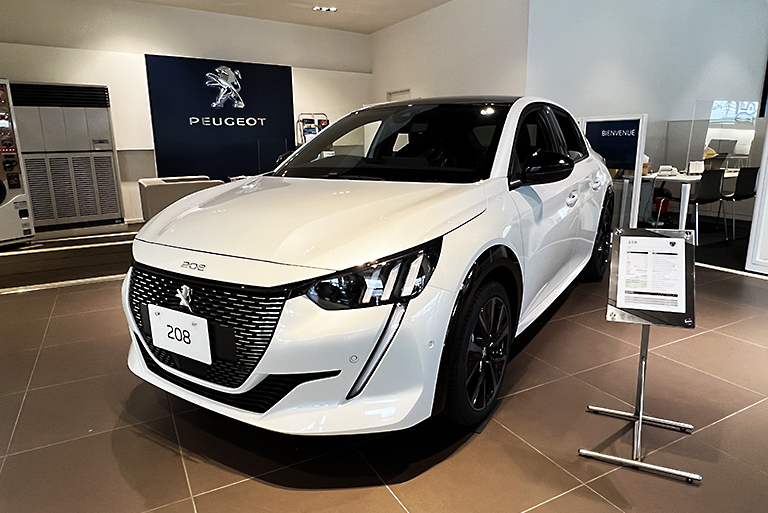 エレガントなルックスが魅力の白い208GT