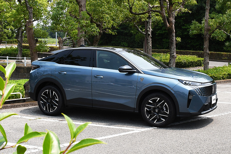 NEW 3008  特別なオーラを放つフォルム