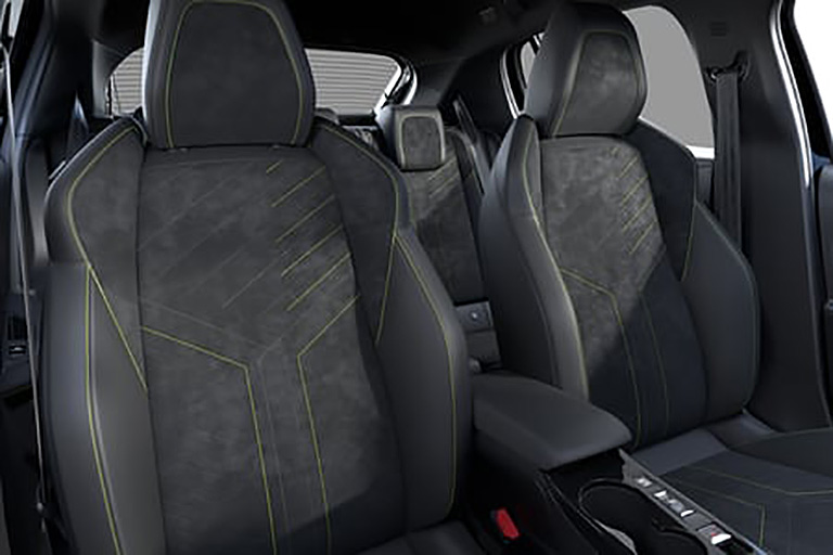 静かに、際立つ黒。PEUGEOT 208  Black Edition